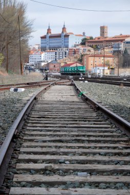 Tarihi Teruel, Aragon, İspanya 'ya giden demiryolu rayları