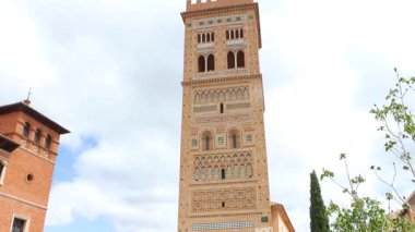 Teruel 'deki San Martin' deki Mudejar Kulesi, seminer meydanı manzarasından,