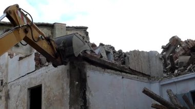 Sarı Kazı Kovası Düşen Tahta Kirişler ve Harabe Kirişleri ile Eski Bina Duvarını Yıkıyor