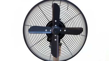 Siyah Vintage Elektrikli Fan Dört Metal Bıçak İzole Beyaz Arkaplan