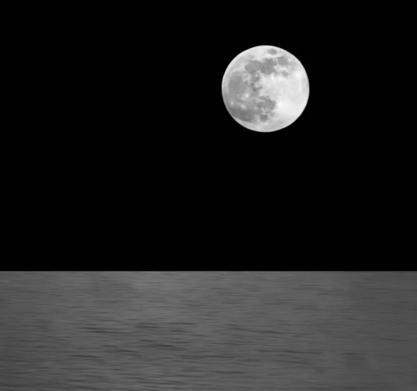 Большая Яркая Полная Луна Сияющая Темноте Ночи Освещающая Воду — стоковое фото