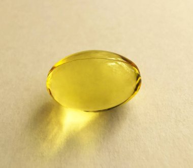 Beyaz zemin üzerinde balık yağı kapsülü Omega 3