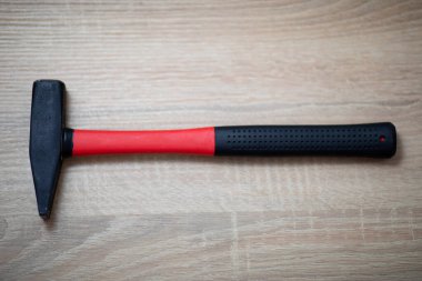 Tahta masada çekiç var..