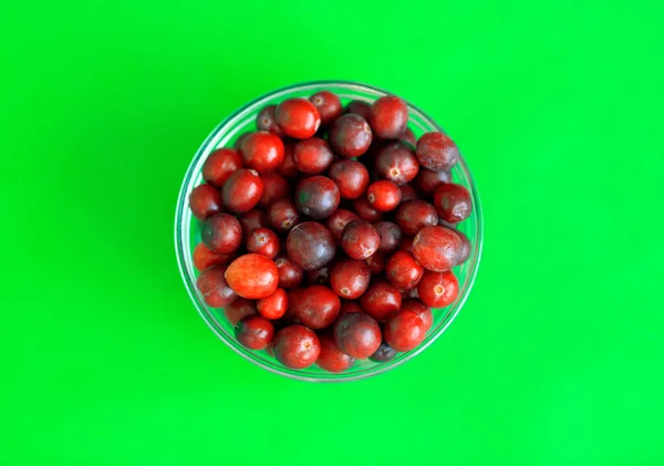 Φρέσκα Κόκκινα Cranberries Γυάλινο Μπολ Πράσινο Φόντο — Φωτογραφία Αρχείου