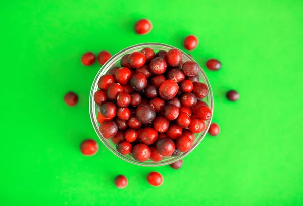 Φρέσκα Κόκκινα Cranberries Γυάλινο Μπολ Πράσινο Φόντο — Φωτογραφία Αρχείου