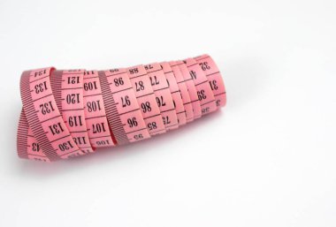 Beyaz arkaplanda izole edilmiş tek bir mezura