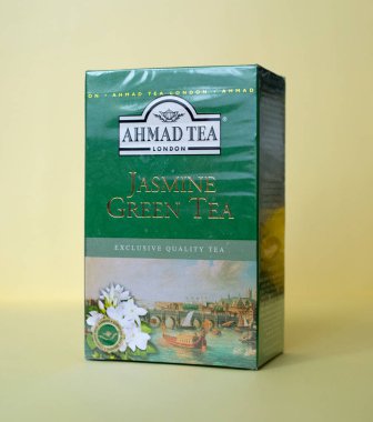 Ahmad çayı. Sarı arka planda yasemin yeşili çay. 26.12.2020. Varşova, Polonya