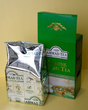 Ahmad çayı. Sarı arka planda yasemin yeşili çay. 26.12.2020. Varşova, Polonya