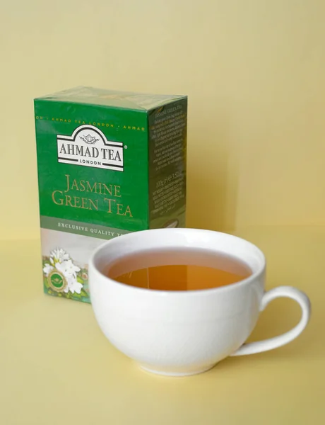 Ahmad Çayı Yasemin Yeşil Çayı Sarı Arka Planda Çay Dolu Stok Resim