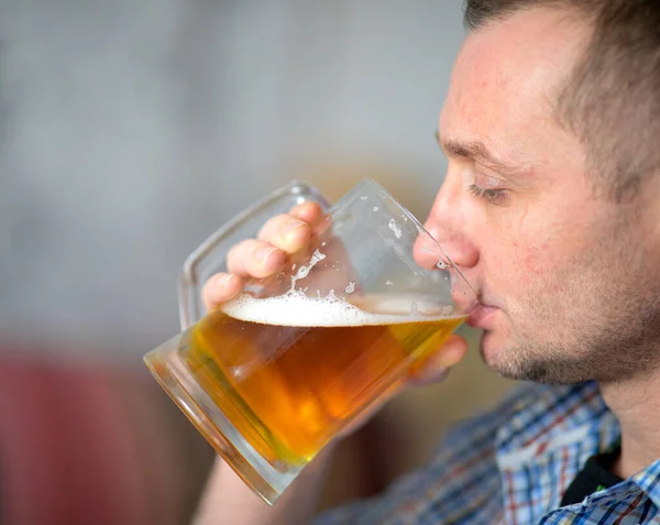 Hombre Está Bebiendo Una Cerveza Fresca Fría Una Taza Grande Imágenes de stock libres de derechos