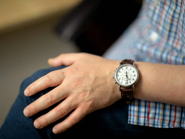 Reloj Clásico Los Hombres Con Correa Cuero Emparejado Mano Izquierda Imagen de stock