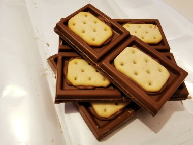 Tuzlu krakerli kahverengi çikolata parçaları.