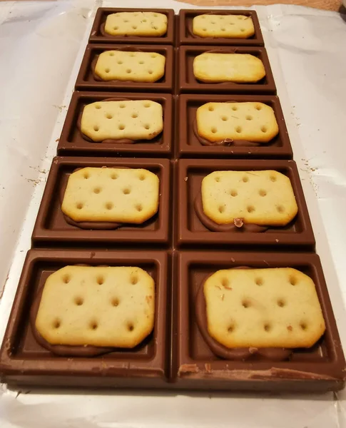 Barra Chocolate Marrón Con Galletas Saladas —  Fotos de Stock