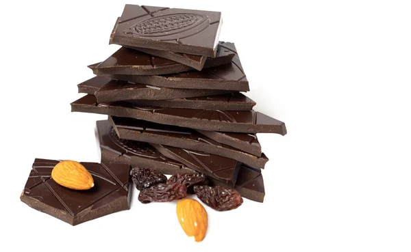 Κοντινά Κομμάτια Από Μαύρη Κατώτερη Σοκολάτα Αμύγδαλα Και Σταφίδες Λευκό — Φωτογραφία Αρχείου