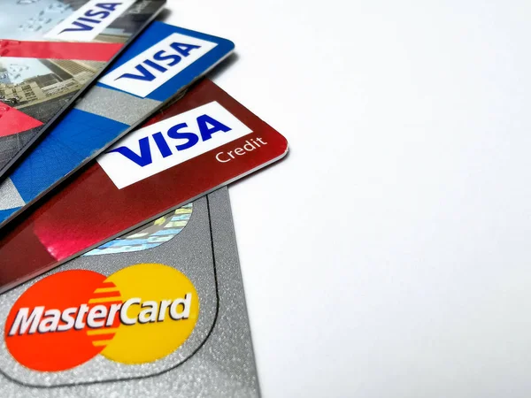 Visaおよびマスターカードクレジットカードの選択 Visaおよびマスターカードクレジットカードの閉鎖 2021 ポーランドのワルシャワ — ストック写真
