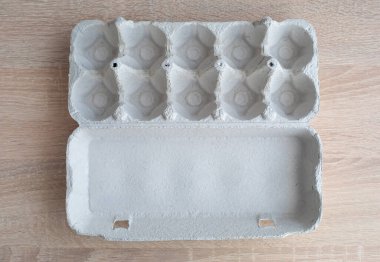 Karton yumurta kutusu. Boş yumurta kutusu. Yumurta kutusu. Tahta bir masada boş 10 yumurta kutusu.