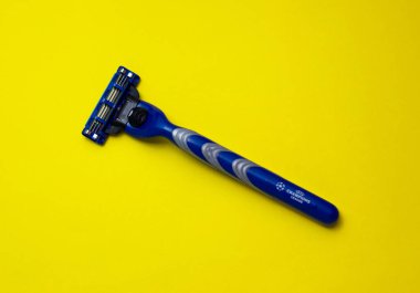 Gillette Uefa Jilet. Tıraş. Tıraş. Keskin jilet. Sarı arka plan. 07.02.2021 Varşova, Polonya