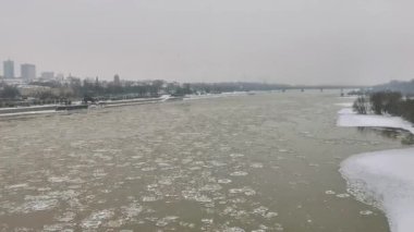 Varşova 'daki Vistula nehri soğuk bir kış günü. Akan bir nehirde buz