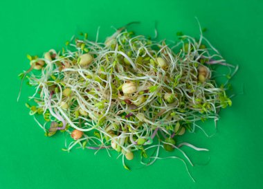 Yeşil arka planda lahanaların karışımı