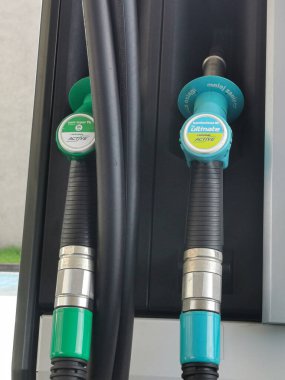 İstasyonda benzin dolduran araba tabancaları. Varşova, Polonya, 18.04.2021