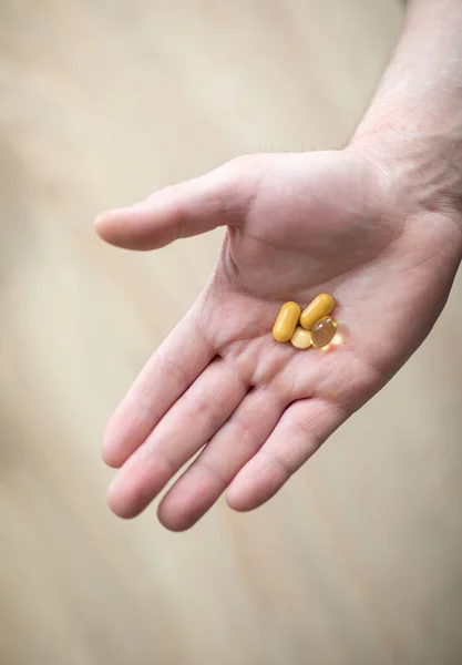 Vitaminen Supplementen Man Houdt Tabletten Zijn Rechterhand Pillen Hand Die Rechtenvrije Stockfoto's