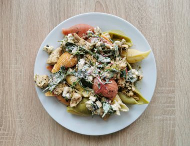 Tavuklu ve sebzeli beş renkli kabuklu şehriye.