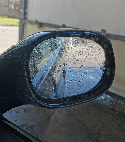 Carro Espelho Vista Lateral Com Gotas Chuva — Fotografia de Stock