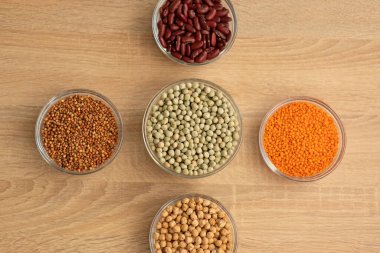Bir kase tahıl gevreği: nohut, kırmızı mercimek, kırmızı fasulye, yeşil bezelye, sorgum taneleri.