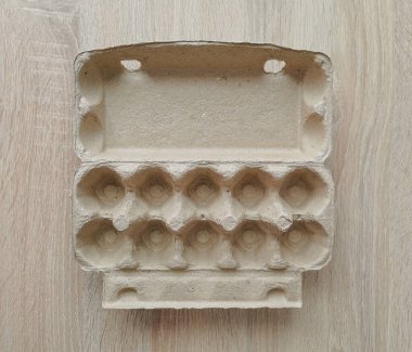 Karton yumurta kutusu. Boş yumurta kutusu. Yumurta kutusu. Tahta bir masada boş 10 yumurta kutusu.