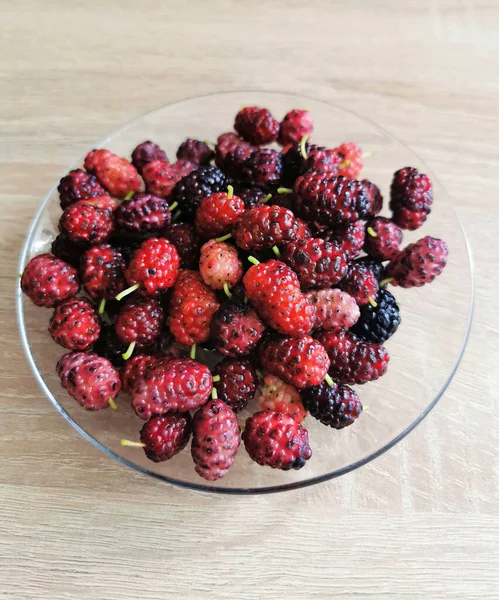 Dmulberries Proaspete Coapte Roșii Negre Sunt Benefice Pentru Sănătate Afinele — Fotografie, imagine de stoc