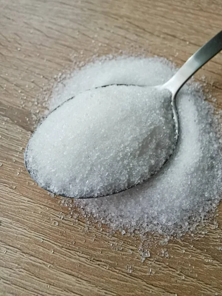 Colher Com Açúcar Branco Fundo Madeira — Fotografia de Stock