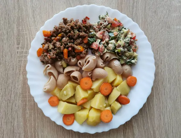 Massa Grão Inteiro Com Batatas Cenouras Uma Salada Legumes — Fotografia de Stock