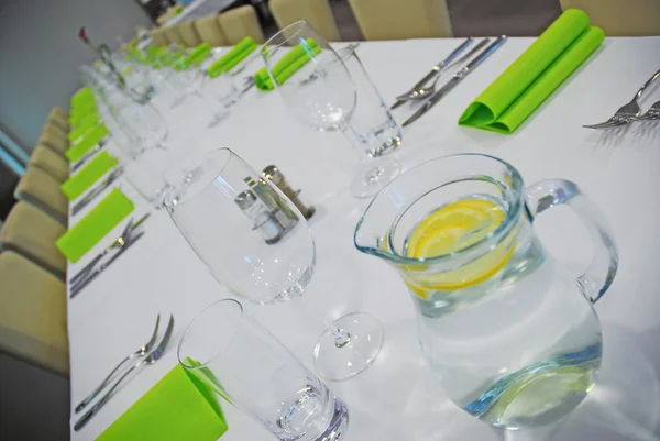 Tablo bardak limonlu su ile