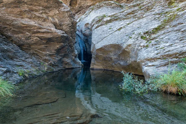 在内华达州的内华达山脉 水流下一条峡谷 那里有一潭晶莹清澈的水 那是一个岩石区 岩石上有青草和苔藓 — 图库照片