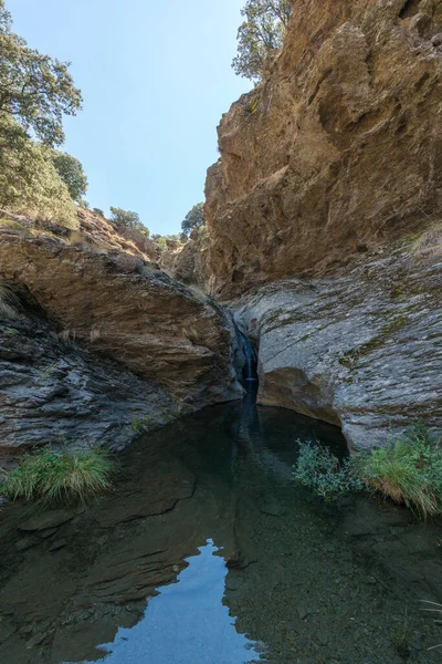 水のシエラネバダ山脈の渓谷を流れるが 透明な水のプールは 岩の領域ですが 岩の上に草は 空の雲があります — ストック写真