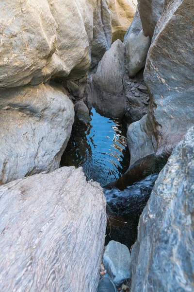 渓谷は水を運ぶシエラネバダ山脈の岩の領域を横断し そこに石があります — ストック写真