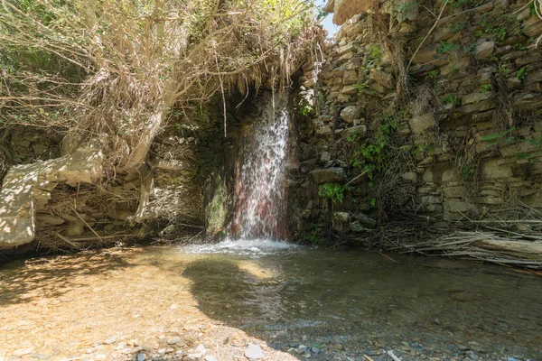 Wasserfall Einem Fluss Südspanien Gras Der Wand Bäume Und Steine — Stockfoto