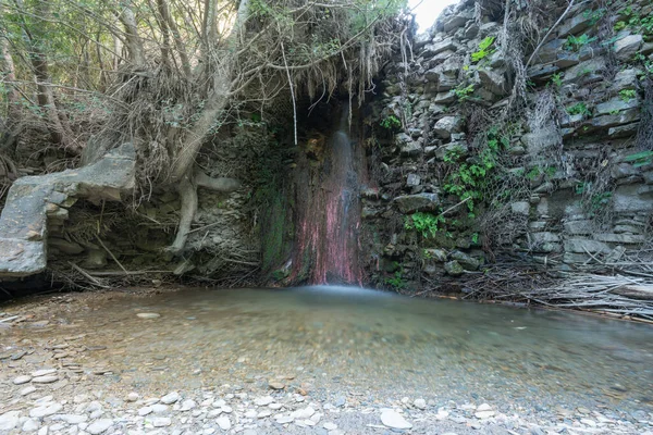 Wasserfall Der Langzeitbelichtung Gibt Eine Steinmauer Mit Metallnetz Gibt Gras — Stockfoto