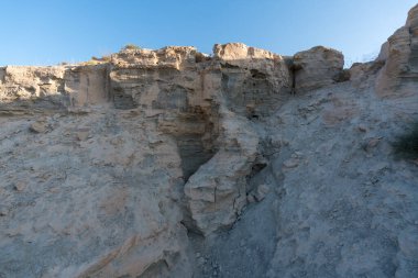 Güney İspanya 'daki eski bir madenden gelen çökeltiler, bitki örtüsü var ve gökyüzü açık.