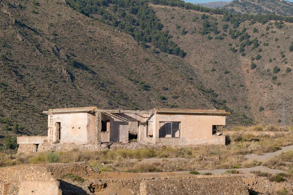 스페인 남부의 버려진 광산의 건물은 벽돌로 만들어 초목이 하늘은 맑습니다 — 스톡 사진