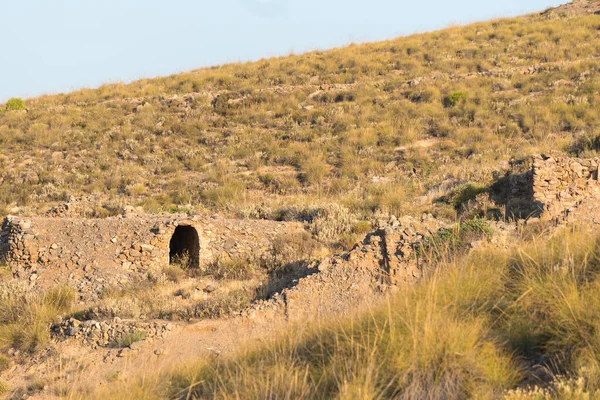 西班牙南部的老矿区 建筑是用石头建成的 有植被和树木 是一个山区 — 图库照片