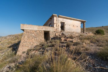 İspanya 'nın güneyindeki eski maden kompleksi. İnşaat taş ve tuğladan oluşuyor. Bitkiler ve ağaçlar var.