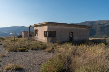 İspanya 'nın güneyindeki eski maden kompleksi. İnşaat taş ve tuğladan oluşuyor. Bitkiler ve ağaçlar var.