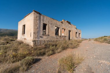 İspanya 'nın güneyindeki eski maden kompleksi. İnşaat taş ve tuğladan oluşuyor. Bitkiler ve ağaçlar var.