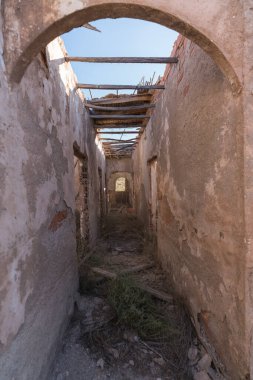 Eski bir maden kompleksinin içi tuğladan yapılmıştır, çatı kamışlardan ve sopalardan yapılmıştır, bitki örtüsü vardır.