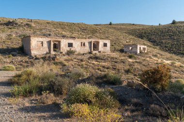 İspanya 'nın güneyindeki eski maden kompleksi, inşaat taş ve tuğladan yapılmıştır, bitki ve ağaçlar vardır, dağlık bir bölgedir.
