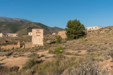 İspanya 'nın güneyindeki eski maden kompleksi, inşaat taş ve tuğladan yapılmıştır, bitki ve ağaçlar vardır, dağlık bir bölgedir.