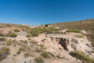 İspanya 'nın güneyinde eski bir maden kompleksi var. Eski bir inşaat var. Mineral yıkamadan kalma tortular ve bitki örtüsü var.