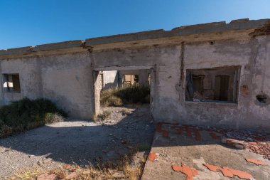 İspanya 'nın güneyinde eski bir maden kompleksinin eski evi. İnşaat tuğladan yapılmıştır. Bitkiler ve ağaçlar vardır.