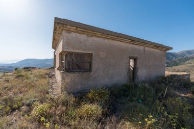 İspanya 'nın güneyinde eski bir maden kompleksinin eski evi. İnşaat tuğladan yapılmıştır. Bitkiler ve ağaçlar vardır.